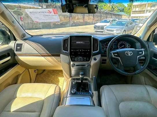 Toyota land Cruiser ZX V8 Gold 2019 image 6