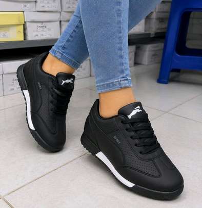 Ladies sneakers image 5
