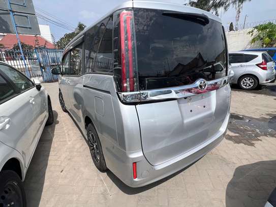 TOYOTA NOAH image 5