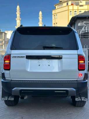 Toyota land cruiser prado J250 image 4