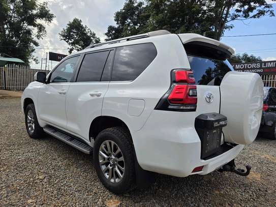 Toyota Land Cruiser Prado VXL 2018 model white color fully . image 7