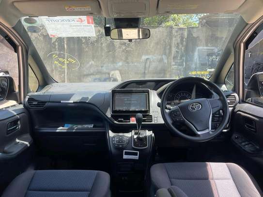 Toyota Noah Gold 2018 new Shape image 2