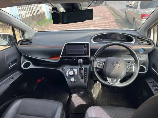 Toyota sienta hybrid image 9