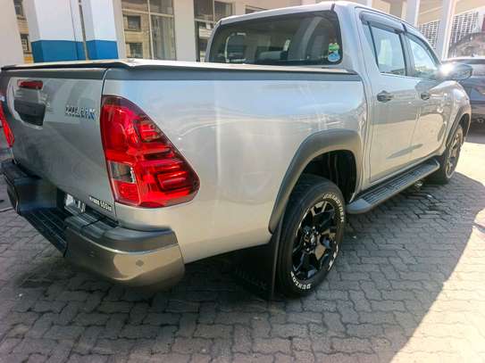 Toyota hilux double cabin image 4
