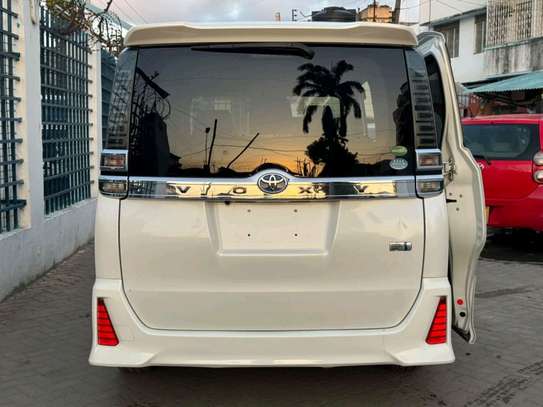 Toyota Voxy Hybrid white 2019 image 7