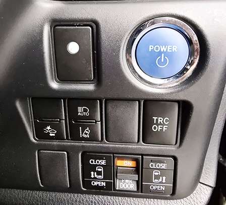 Toyota Noah Esquire hybrid image 7