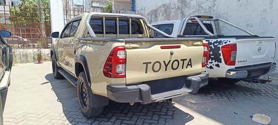 Toyota Hilux Double cabin Manual Diesel 2017 4x4 image 8