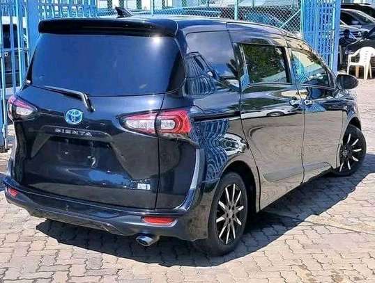 Toyota corolla Sienta Hybrid Black 2018 image 7