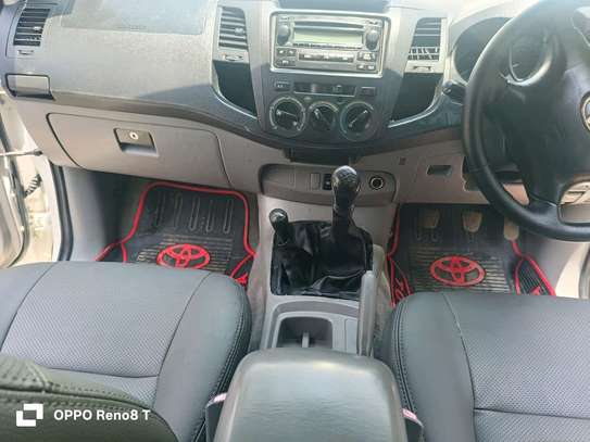 TOYOTA HILUX DOUBLE CAB MANUAL 4WD OPTIONAL DIESEL image 9