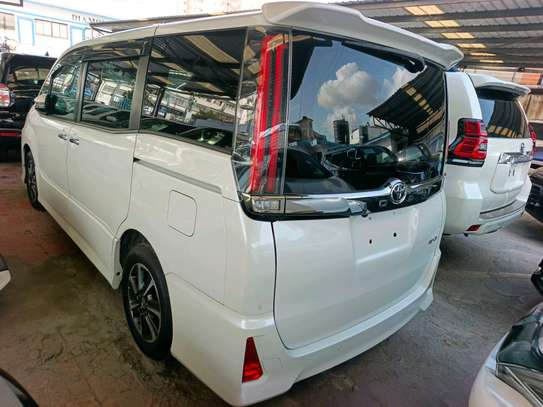 Toyota Noah wxb image 8