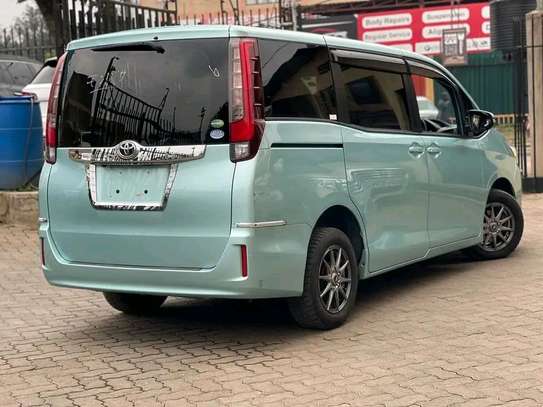 Toyota Noah green image 6