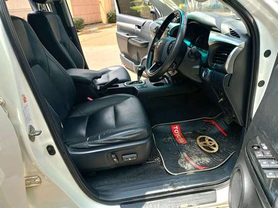 TOYOTA HILUX DOUBLE CAB AUTOMATIC REVO 2016 MODEL image 5