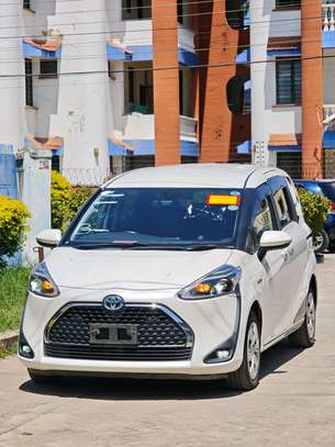 Toyota Sienta hybrid 7seater white 2019 image 2
