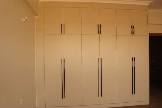 5 Bed Apartment with En Suite at 3Rd Parklands image 6