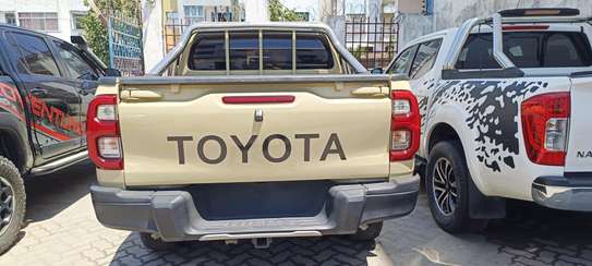 Toyota Hilux Double cabin Manual Diesel 2017 4x4 image 14