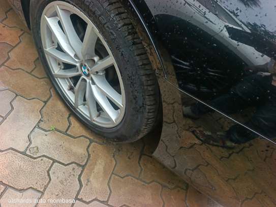 BMW 320i image 9