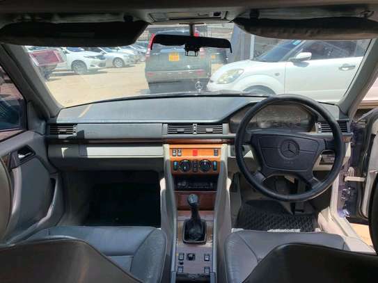 Mercedes Benz W124 E220 image 3