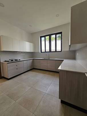 5 Bed House with En Suite in Nyari image 15
