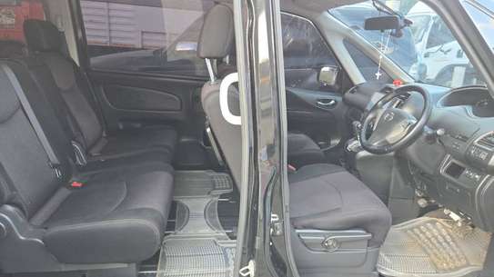 Nissan Serena image 4