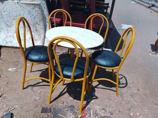 Classic modern 4 seater round dining set image 4