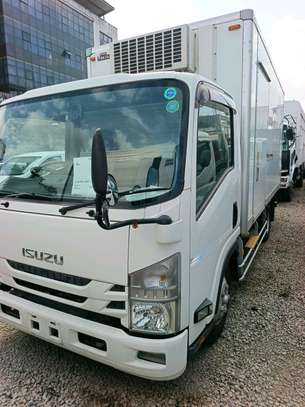 ISUZU NPR85 freezer image 1