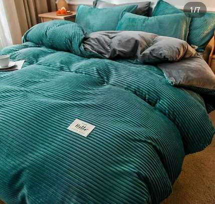 Velvet duvet with sheets and pillow cases image 7
