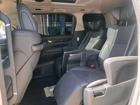Toyota Alphard  with  sunroof image 12