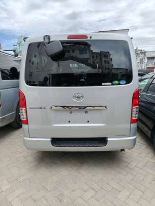 Toyota Hiace 7l Auto Diesel 2019 image 12