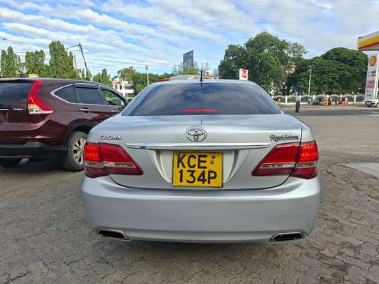 Toyota Crown image 6