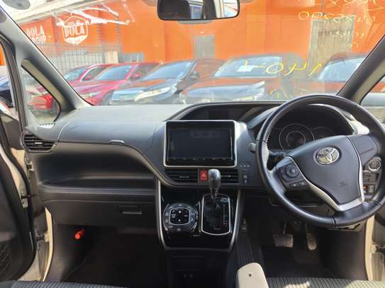 Toyota voxy image 4