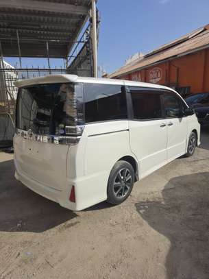Toyota voxy image 3