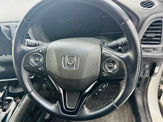 Toyota vezel white image 10
