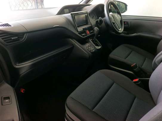 Toyota Noah 8$eater image 8
