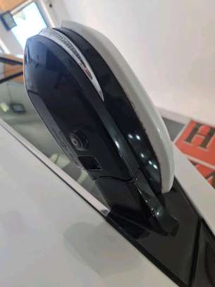 Toyota Harrier hybrid image 9