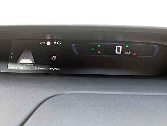 Nissan Serena epower White 2018 image 2