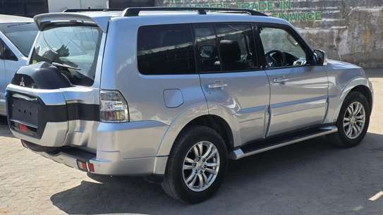 Mitsubishi pajero with sunroof image 8
