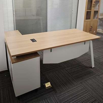 Office Desk: L-shaped 1600mm executive office desk image 3