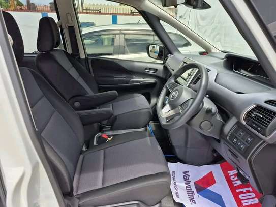 Nissan Serena Empower image 9