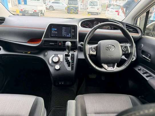 Toyota sienta image 4