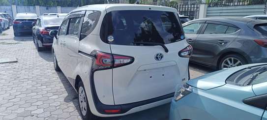 Toyota Sienta white hybrid 2019 image 8