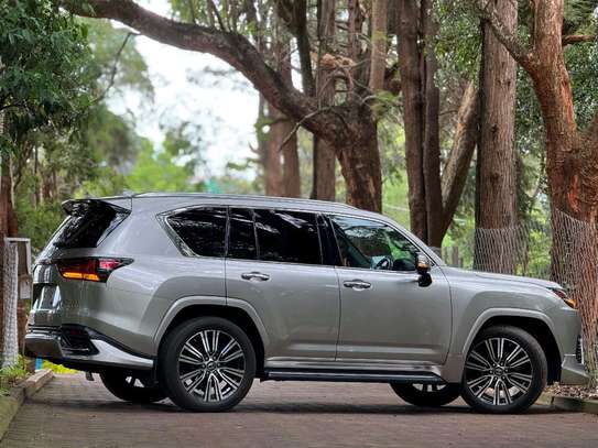 2022 Lexus LX600 image 11