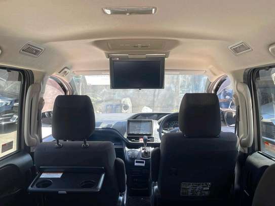 Toyota Noah Gold 2018 new Shape image 4