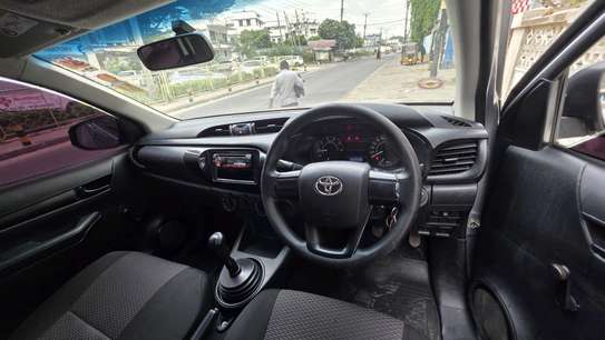 Toyota Hilux single cabin 4w image 7