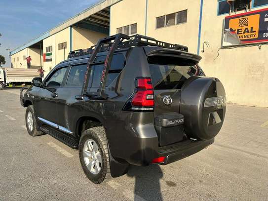Toyota Land Cruiser 4x4 Dark Grey Off-Road SUV 2019 image 5
