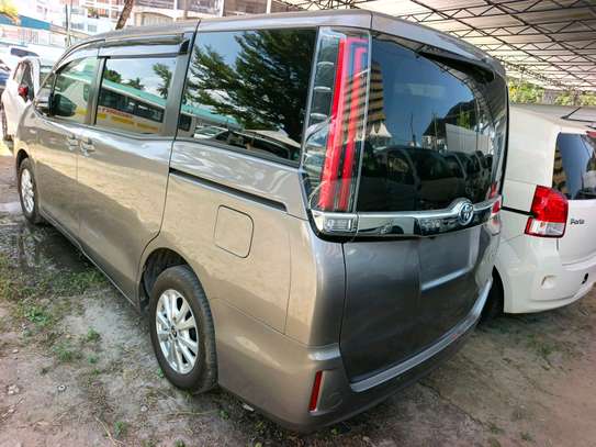 Toyota Noah hybrid grey image 8