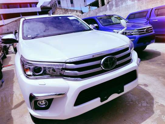 Toyota Hilux double cabin white 2017 diesel 4wd image 3