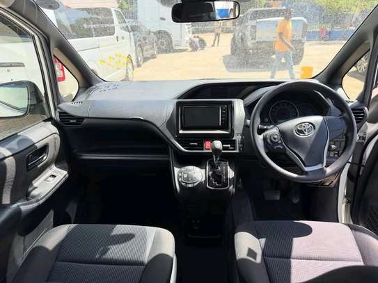 Toyota Noah 2018 image 4