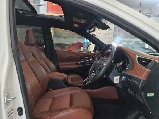 Toyota Harrier hybrid image 2