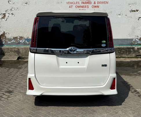White Minivan with Modern Grille & Roomy Interior  2019 image 12
