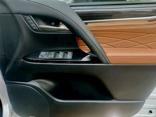 Lexus lx570 image 4